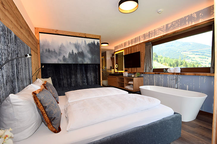 Doppelbettzimmer mit freistehender Badewanne und traumhaftem Ausblick Chalets Apartments Wachterhof (©Foto: Wachterhof)